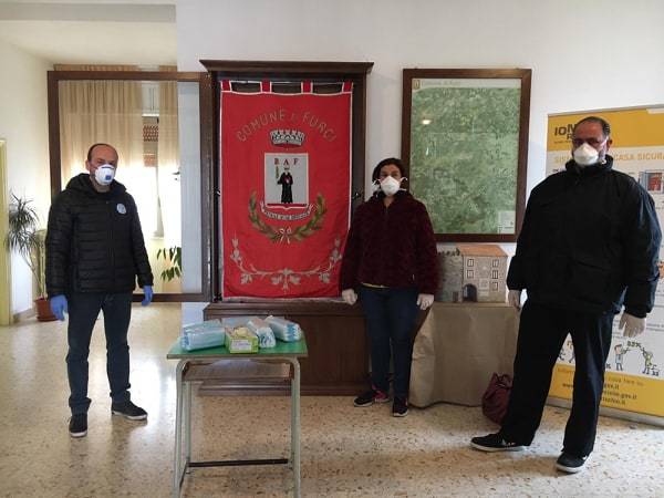 La famiglia Ruggieri/Cipulli dona 250 mascherine e un pacco di guanti al Comune di Furci