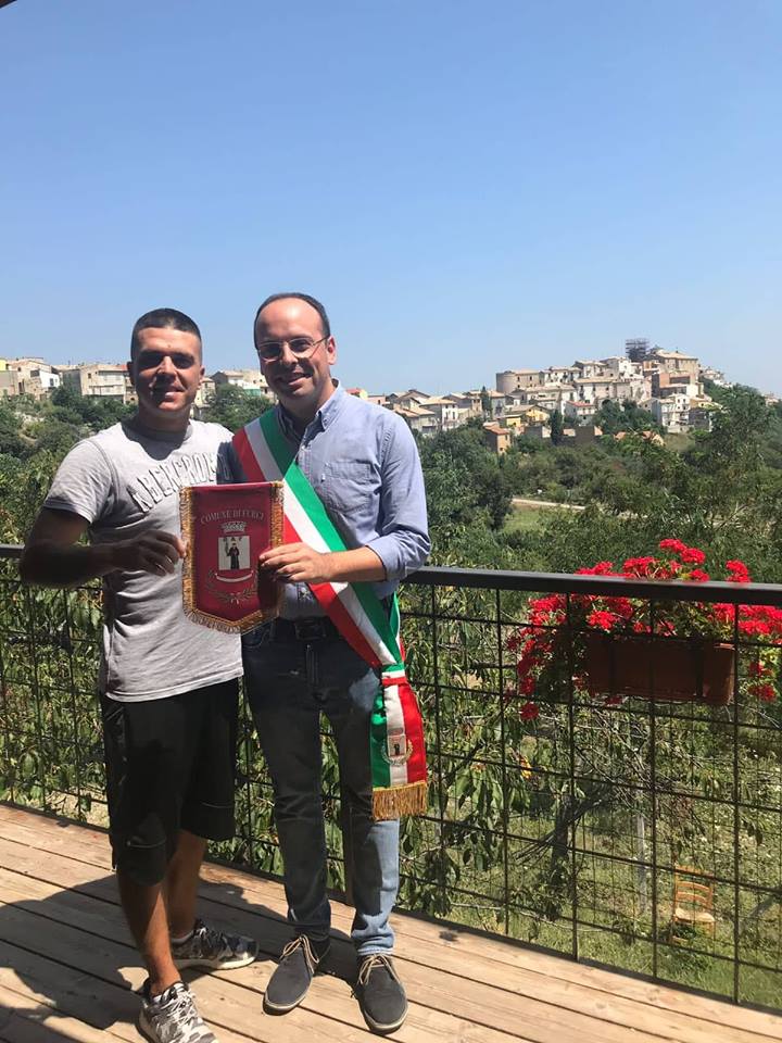 Consegna del gagliardetto ufficiale del Comune di Furci a Panfilo Santini  proprietario de La Locanda del Brigante